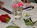 El ritual de la Rosa en la Boda Civil   Una rosa puede ser más que una flor. Como parte de esta ceremonia simbólica, las rosas representarán en su boda el amor y la unión de su matrimonio.  En esta ceremonia, la pareja intercambia rosas que simbolizan el amor y la pasión, la admiración y el respeto por el otro y la entrega de ambos a su relación.  Además, este es el primer obsequio que recibirán en su matrimonio. Seguramente se han regalado muchas cosas, pero esta sencilla rosa marca el inicio de una nueva etapa. Además, obsequiarla se convierte en la primera tradición de su nuevo hogar.