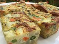 Acá les va una idea de almuerzo que cumple con proteína, vegetales y carbos: ✔️Lava, pela y corta en cuadritos 2 papas, ponlas a cocinar en agua, hasta que estén flojitas solo un poco. Luego retira del agua y reserva ✔️En un tazón coloca 4 huevos enteros, bátelos y luego agrega las papas ya medias cocidas y los vegetales que quieras: guisantes, zanahorias, brócoli, vainitas, sazona con especias, ajo, pimienta y un toque de sal. ✔️Coloca en moldes de silicón, también pueden ser en moldes para muffins o en un refractario pequeño y lleva al horno tapado con papel aluminio como por 30 minutos aprox. ✔️Después destapa y vuelve a meter en el horno hasta dorar 🤤 . #YosyFinol #RetoYosy2020