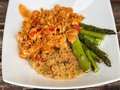 Así de sencillo, así de rico! Este fue mi almuerzo de ayer que les mostré en las historias y les dejo acá cómo lo hice: . ✔️Quinoa. Hecha en agua, sin agregarle absolutamente nada. Después corté cebolla morada, apio o celery, pimentón rojo y verde, lo coloqué en un sartén, sin agregarle absolutamente nada de aceite, mezcle con la quinoa cocida y solo le agregue Paprika Ahumada, ajo, sal y pimienta, tapé y se cocinó por 10 minutos tomando ese rico sabor de las especias y verduras. ✔️Pollo. Del que les coloqué la receta hace un par de días 😅 ✔️Espárragos. Solo lave, corte el tallo, tome un sartén, deje caer en el 1/2 cucharada de mantequilla clarificada (Ghee) y los espárragos, tape enseguida, y luego solo le coloque sal y pimienta, quedando al dente. • Solo es proponértelo y meterte en la cocina! 😉 . #YosyFinol #YosyRecetas