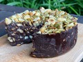 Este es mi regalo de #SanValentín para ustedes: Torta de chocolate keto sin horno 😍 Es la torta perfecta para cualquier festejo bajo en carbohidratos . Ingredientes * 300 ml crema para batir o crema de coco * 3 cda. (35 g) eritritol * 200 g chocolate negro sin azúcar * 7 cda. mantequilla * 1 pizca sal marina * 200 g (350 ml) avellanas * 100 g (175 ml) semillas de calabaza . Instrucciones 1. En una olla, llevar a ebullición la crema para batir y el edulcorante. Dejar hervir a fuego lento un par de minutos hasta que quede cremoso. Apagar el fuego. 2. Cortar el chocolate y la mantequilla en trozos pequeños y añadirlo a la crema caliente, junto con la sal. Remover hasta que el chocolate y la mantequilla estén totalmente derretidos y mezclados.  3. En un sartén grande, tostar las avellanas y las semillas de calabaza hasta que queden doradas y con buen aroma. Trocearlas, añadirlas casi todas al chocolate y mezclar. Guardar algunas para echar por encima al final. 4. Incorporar con una cuchara la mezcla de chocolate a un molde desmontable de 20 cm (8 pulgadas), preferiblemente cubierto de papel de horno. Presionar bien el papel de horno para que cubra la base del molde. Esparcir por encima los frutos secos y semillas restantes y una pizca de sal. 5. Cubrir con film plástico y ponerlo en el refrigerador durante una hora o hasta que el chocolate se haya endurecido. . Por último pruébala y grita #DiosDeLaVida 🤤 . #YosyFinol #YosyKeto