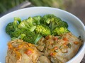 Esta fue mi segunda comida de ayer y les debía la receta, pero acá está: Pollito con vegetales y brócoli al vapor 🤤 . Primero condimenté los contramuslos, que tienen más carne que el muslo. Les hice unas ranuritas por encima con el cuchillo para que se cocinen mejor por dentro, les agrego sal rosada, un poquito de pimienta, ajo y un poquito de mostaza 👌🏻 . Luego en un sartén que rocié con un poquito de aceite de oliva, lo tapé y los dejé cocinar con su propio jugo porque ya ellos tienen grasa y van botando agua . Una vez que estaban ya secándose le agregué verduras picadas como pimentón rojo y verde, cebolla, cebollín y lo dejé terminar de cocinarse para que agarrara el gusto riquísimo de las verduritas . El brócoli lo hice al vapor, les agrego un toquecito de sal, aceite de oliva y listo #DiosDeLaVida 😍 . #YosyFinol #YosyRecetas