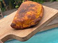 Esta fue mi comida #DiosDeLaVida de ayer 😍 . Para la masa agarré una batata, la cociné en la bolsa potato express (en mi tiendita de Amazon la encuentran, el link está en mi biografía) dentro del microondas por 5 minutos, sino la tienes puedes cocinarla al horno hasta ablandar sin problema . Luego le retiré la piel, la aplasté, le agregué 2 cucharadas de harina PAN pero puedes usar la harina que quieras y un puntito de sal rosada👌🏻 . Adicional le coloqué 1/4 de cdta de xantham gum, si no la tienes no pasa nada, yo se lo agregué para que compactara más solamente . Amasé todo, hice mi bolita, la aplasté y le coloqué de relleno huevos, champiñones y espinacas que ahorita es importantísima usarla para fortalecer nuestro sistema inmunológico. Una vez que le puse el relleno la cerré con la forma de empanada y listo! . Para el relleno coloqué en un sartén con un poquito de aceite de oliva los champiñones, ajo y espinacas, sofreí un poquito y luego agregué los huevos, puedes usar 2 huevos enteros o 3 claras y una yema 🥚. Por último le agregué un toque de queso feta . Dejé enfriar porque no podemos hacer la empanada con el relleno caliente porque se parte la masa . Para cocinarla la llevé al airfryer a máxima potencia hasta dorar, el tiempo yo no lo mido, iba revisando hasta que estuviera a mi gusto. Si no tienes airfryer la puedes hacer en el horno a 390F hasta dorar igualmente . #YosyFinol #YosyRecetas
