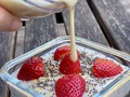 Copos de avena con fruta natural 😍 . Este desayuno nos va a proporcionar la energía suficiente para que aguantemos una mañana. Además, la combinación de la avena con la fruta fresca es sanísima y muy saludable, ¡y no vas a tardar más de 5 minutos en prepararla! . La fibra es otro de los componentes que ayuda al bienestar de las bacterias beneficiosas que residen en el intestino y que juega un papel importante en el sistema inmunitario. «La fibra dietética que es útil para ello proviene de alimentos de origen vegetal como las verduras, las frutas, los cereales integrales (como la AVENA), las legumbres, los frutos secos y las semillas. .  Ingredientes: * 4 cucharadas de copos de avena (avena en hojuelas) * 1 taza de leche vegetal (la que prefieras), o agua (yo lo hago con agua). * Fruta fresca, la que más te apetezca. *1 scoop de Whey protein (yo uso la de @evolutionadvance . Preparación: * Vierte en una ollita, el líquido que hayas elegido (leche vegetal o agua) y mézclalo con los copos de avena. * Cocina esta mezcla hasta que hierva y luego retírala del fuego. *En una taza pequeña coloca la whey protein y agrégale tan solo 1 cucharada de agua, mézclala bien con ayuda de una cucharita, esto te quedará como especie de una “leche condensada”. * Vierte la mezcla de avena en un bowl y añádele la whey protein que simula la leche condensada y la fruta fresca cortada a trocitos. * Si quieres, puedes endulzar un poco más tu desayuno añadiéndole una cucharadita de miel. . Esto queda #diosdelavida TOTAL! Y cumplimos con nuestro trabajo de reforzar nuestro sistema inmunológico que tanto necesitamos en estos tiempos de #coronavirus 🤦🏼‍♀️ . Si estás interesado en comprar esta whey protein solo debes de entrar a la página de evolutionadvance.com y usar el código YOSY20 y obtendrás 20% de descuento en tu pedido . #YosyFinol #YosyRecetas
