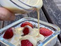 Copos de avena con fruta natural 😍 . Este desayuno nos va a proporcionar la energía suficiente para que aguantemos una mañana. Además, la combinación de la avena con la fruta fresca es sanísima y muy saludable, ¡y no vas a tardar más de 5 minutos en prepararla! . La fibra es otro de los componentes que ayuda al bienestar de las bacterias beneficiosas que residen en el intestino y que juega un papel importante en el sistema inmunitario. «La fibra dietética que es útil para ello proviene de alimentos de origen vegetal como las verduras, las frutas, los cereales integrales (como la AVENA), las legumbres, los frutos secos y las semillas. .  Ingredientes: * 4 cucharadas de copos de avena (avena en hojuelas) * 1 taza de leche vegetal (la que prefieras), o agua (yo lo hago con agua). * Fruta fresca, la que más te apetezca. *1 scoop de Whey protein (yo uso la de @evolutionadvance . Preparación: * Vierte en una ollita, el líquido que hayas elegido (leche vegetal o agua) y mézclalo con los copos de avena. * Cocina esta mezcla hasta que hierva y luego retírala del fuego. *En una taza pequeña coloca la whey protein y agrégale tan solo 1 cucharada de agua, mézclala bien con ayuda de una cucharita, esto te quedará como especie de una “leche condensada”. * Vierte la mezcla de avena en un bowl y añádele la whey protein que simula la leche condensada y la fruta fresca cortada a trocitos. * Si quieres, puedes endulzar un poco más tu desayuno añadiéndole una cucharadita de miel. . Esto queda #diosdelavida TOTAL! Y cumplimos con nuestro trabajo de reforzar nuestro sistema inmunológico que tanto necesitamos en estos tiempos de #coronavirus 🤦🏼‍♀️ . Si estás interesado en comprar esta whey protein solo debes de entrar a la página de evolutionadvance.com y usar el código YOSY20 y obtendrás 20% de descuento en tu pedido . #YosyFinol #YosyRecetas