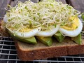 Y mi cena estuvo riquísmaaaa! . Preparé 1 rebanada de mi pan “Low Carb” con aguacate, huevo cocido y alfalfa. Y otra rebanada con arúula, tomate, huevo y alfalfa #diosdelavida al infinito y sin retorno. . Y es que no se imaginan el tiempo que tenía sin comer pan en la cena, ya ni lo soñaba jajajaja, antes de sacar esta maravilla que tan solo tiene 2g de carbohidratos 😱 . Lamentablemente solo lo vendo en Miami y hago envíos a todo USA por mi tienda Yosyfinol.store pero les prometo que al salir de todo esto del #coronavirus me las ingenio para llegar al mundo entero con esta ricura 🙏🏻 . #YosyFinol #CenasSaludables