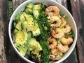 ¿Las cenas son difíciles? A mí no me parece 🤔 acá les dejo una opción fácil y riquísima! . Un Bowl con: ▪️Una cama de lechugas. ▪️10 camarones hechos en el #airfryer en tan solo 10 minutos y a los cuales solo les coloqué jengibre, paprika ahumada y salsa marinada de limón y ajo de @mrsdashrecipes ▪️1 aguacate de los pequeños, al cual le exprimí 1 limón, sal rosada y semillas de ajonjolí. ▪️Y un toque de algas marinas o wakame que me fascinan (las compro en rest depot) ▪️ Corté un poquito de cebollín y se lo puse por encima a todo el plato. . #YosyFinol #YosyRecetas #DiosDeLaVida