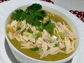 Para la cena, esta crema de brócoli es una excelente opción y más para quienes no son amantes de los vegetales . ✅Coloca en una olla un brócoli entero (grande), con un poquito de agua, a fuego bien bajo. ✅Cuando ablande por completo, corta todas las verduras que tengas como, cebolla, cebollín, apio o celery, pimentones de colores, cilantro y se lo agregas todo a la olla. ✅Condimenta con ajo, sal y pimienta. ✅Luego pásalo por la licuadora y agrega un chorrito de aceite de oliva. ✅Aparte cocina al vapor una pechuga de pollo con hueso, desméchala y ponle encima con un poquito de cebollín y cilantro crudo. . También le puedes agregar aguacate y queda #DiosDeLaVida y más allá! . Es una #YosyReceta perfecta para cenar👌🏻 . #YosyFinol