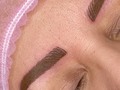 Desliza para que veas la MAGIA de la micropigmentacion en cejas con trabajos de tatuaje anteriores 👆🏼 . . De cejas tatuadas a cejas pobladas y efecto sombreado a la vez ✨