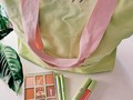 Paso por aquí para mostrarles esta super sorpresa que me ha enviado mis amigas de @pixibeauty un kit escape de verano glow y con esto ya estoy lista para mis vacaciones que acercan cada vez mas...  🌺 Dos sombras en stick de larga duración con camomila y té verde 🌺 Un gloss con peptidos, aloe, camomila y jojoba para reparar y dar efecto carnoso 🌺 Lash máscara de pestañas 🌺 Summer Glow palette con tonos especiales de verano 🌺 Y esta super bolsa con mi nombre bordado 😍 Los productos son buenísimos y con estos detalles se llevan un 100 de mi parte ❤️💋  Thanks @pixibeauty  #pixipretties #PixiLove #pixiglow #pixisummer