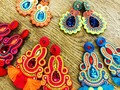 Joyeria hecho a mano.  #aretes #aretesdemoda #zarcillos #maxiaretes #areteslargos #bisuteriafina #hechoamano #earrings #earringsoftheday #earring #earringfashion #handmade #handmadeearrings #jewelry #jewellery #jewels #jewelrydesigner #jewelrydesign #handmadejewelry #pendientes #designers #designs #usa #holanda #francia #iaros #tassel #orecchini #colgantes #diseñovenezolano
