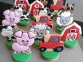 💗🥰 Galletas 3D les confieso que aunque son Horas y Horas de trabajo las que invierto en ellas ver el resultado final me hace Amar más mi Trabajo! 😍😍  Que les parece esta linda Granjita en galletas 🥰
