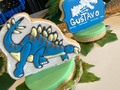 🦖🦖🦕🦕 Repost @keikifest by @media.repost: Increíbles los detalles y el diseño de las Galletas Decoradas hechas por @yuslay_cakes para Gustavo!  En sus cumpleaños siempre tendrán la Galleta con su nombre y con su edad!  Además @yuslay_cakes también hizo los mini cupcakes con detallitos que simulan los dinosaurios!  ▶️Desliza para ver los detalles! Nos encantaron!!!! • • #fiesta #party #keikifest #kids #partyplanners #instafollow #maracaibo #dinocookies
