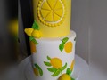 Limón 🍋 Cake!! Pintada a mano!  Gracias eternas a esas personas que me impulsan hacer cosas q por si sola a veces no me atrevo.. mi corazón se pone gigante.. cuando me dicen claro tu puedes hacerlo confío en ti!! ☺🥰