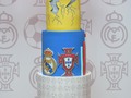 La torta es un elemento esencial en cualquier celebración, y contar con un diseño bonito y acorde a la temática es primordial!  Para la Torta de Luis tomamos en cuenta el patrón del fondo de la deco, los escudos de sus equipos de fútbol favorito y bonitos detalles que complementarán su diseño, y así fue la creación real hecha por @yuslay_cakes!  Nos encantó! ▶️Desliza y verás otros ángulos en bonitas fotos de @picflash.digital, y el boceto creado por Keiki y materializado por Yusla💫 • • #Keikifest #partystyling #partydecorations #partyplanner #birthdayparty #eventplanner #eventstyling #footballcake #realmadridcake