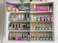 Pensando en ti Princesa. 👑Organizamos este Esmaltero para que puedas elegir con mayor facilidad el color de tu preferencia💅 #cajica