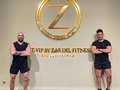 Emprender un proyecto o un negocio genera una montaña rusa de emociones: inquietud por los planes a futuro, inseguridad al establecer objetivos, adrenalina por el lanzamiento, ansiedad por empezar a ver resultado, en fin es una suma gigante de sensaciones las cuales ameritan tiempo y dedicación.  . Tanto @edwards_fi yo @zardelfitness trabajamos por un sueño común, liderar el mercado empresarial y eso si que es un bus con una ruta larga pero muy satisfactoria. . Juntos decidimos llevar a cabo el proyecto @zardelfitnessgym una meta cumplida este año, y que a mí en lo personal me dió mi propia medalla de oro 🥇, @edwards_fit es parte fundamental de este proyecto, el cual nos ha permitido llegar al siguiente nivel, en todos los aspectos de nuestra vida.  Levantar y crear este modelo de negocio si que no es para cualquiera, y es que he visto a muchos que no han podido montarse en este bus, porque sin duda es para pocos y también los he visto quedarse en el camino.  Hay que comprometerse y visualizar estos proyectos como corresponde porque un verdadero negocio es el que te permite vivir de el y construir un futuro como mereces, por eso nuestras prioridades están claras, así que hoy dedicamos nuestro tiempo en algo que realmente valga la pena, nuestro gym y nuestra gente 🫡💯✅ . 🚶🏻‍♂️🏃‍♂️ . .  #gym #fit #bodybuilding #workout #motivation #argentina #fitnessmodel #fitnessmotivation #venezuela #muscle #lifestyle #healthy #health #training #abs #instagood #model #love #gymlife #bodybuilding #instafit #fitnessaddict #diet #retodelos25dias #zardelfitness #strong #exercise #boy #pride