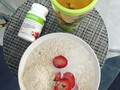 Opción de snack, fácil y delicioso :!avena en hojuelas, leche de almendras, 2 fresas, un scoop de pdm ( proteína de herbalife ), acompañado de té con aloe 😁